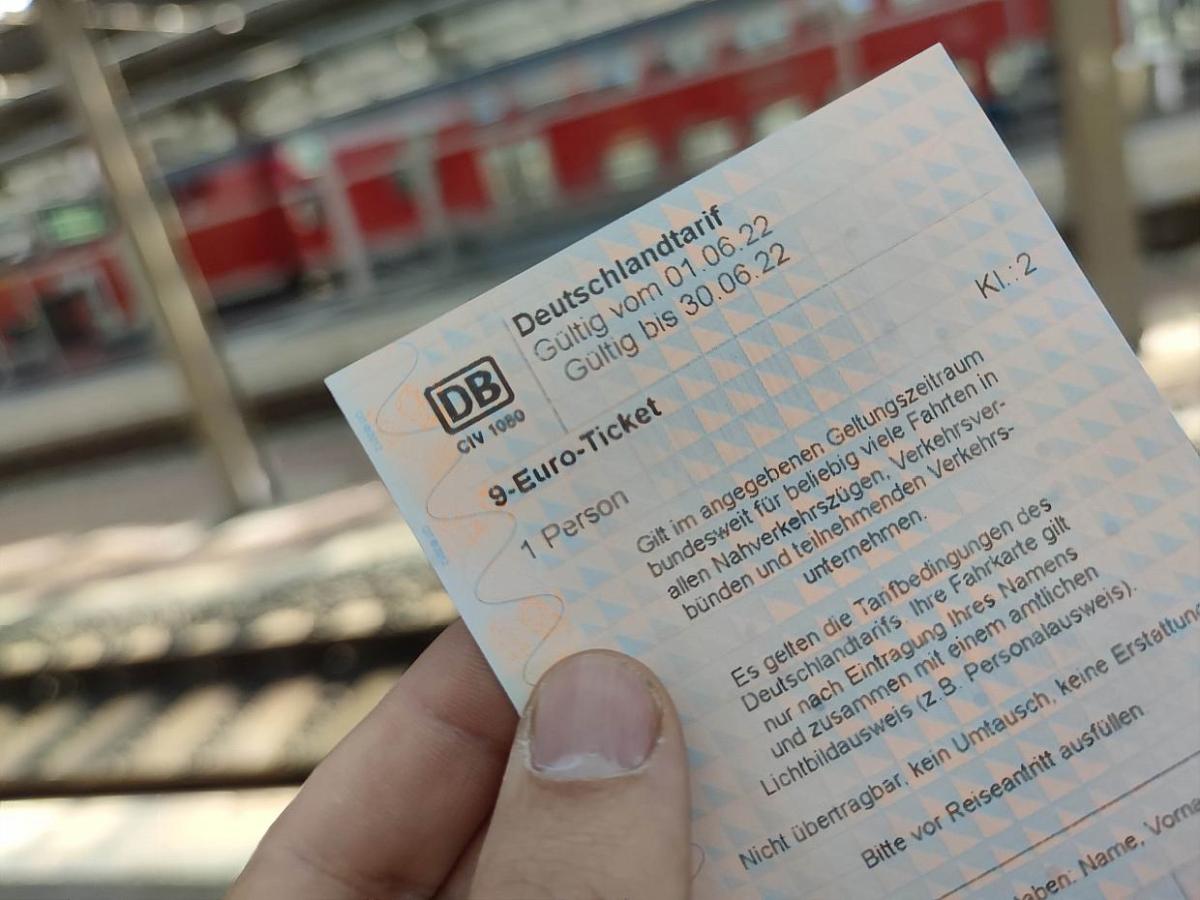 9-Euro-Ticket senkte Autoverkehr kaum und erhöhte Zugverspätungen - bei Kurznachrichten Plus