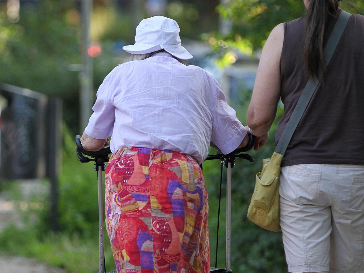 AOK-Studie: Pflegende Angehörige müssen immer mehr leisten - bei Kurznachrichten Plus