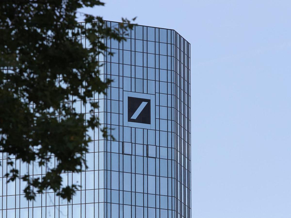 Deutsche Bank bekennt sich zur Postbank - bei Kurznachrichten Plus