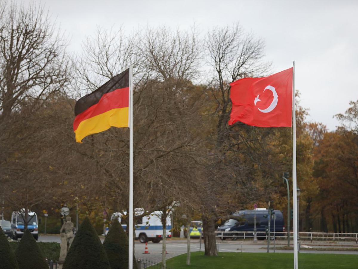 Deutschland schiebt hunderte Asylbewerber in die Türkei ab - bei Kurznachrichten Plus