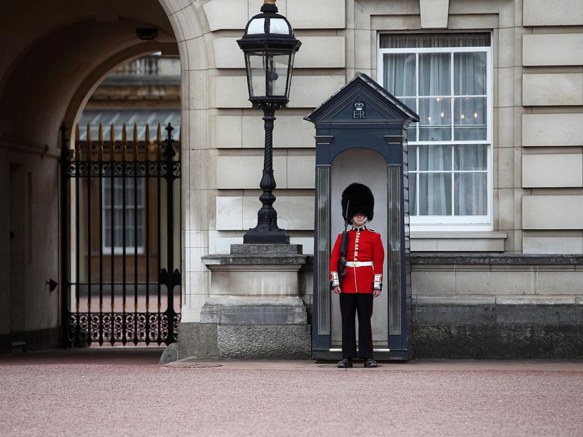 Mann nach Zwischenfall vor Buckingham Palace verhaftet - bei Kurznachrichten Plus