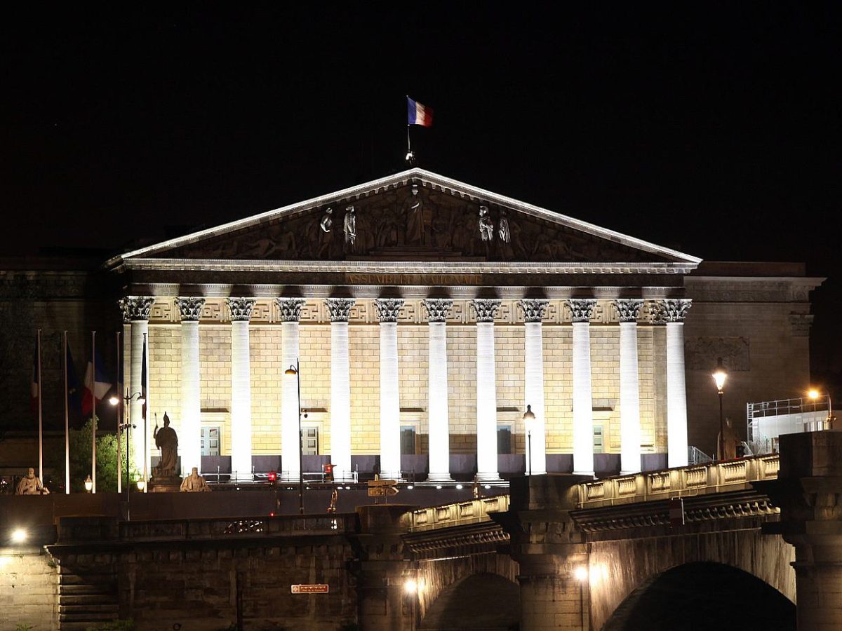 Prognose zur Wahl in Frankreich: Macrons Bündnis erreicht absolute Mehrheit - bei Kurznachrichten Plus