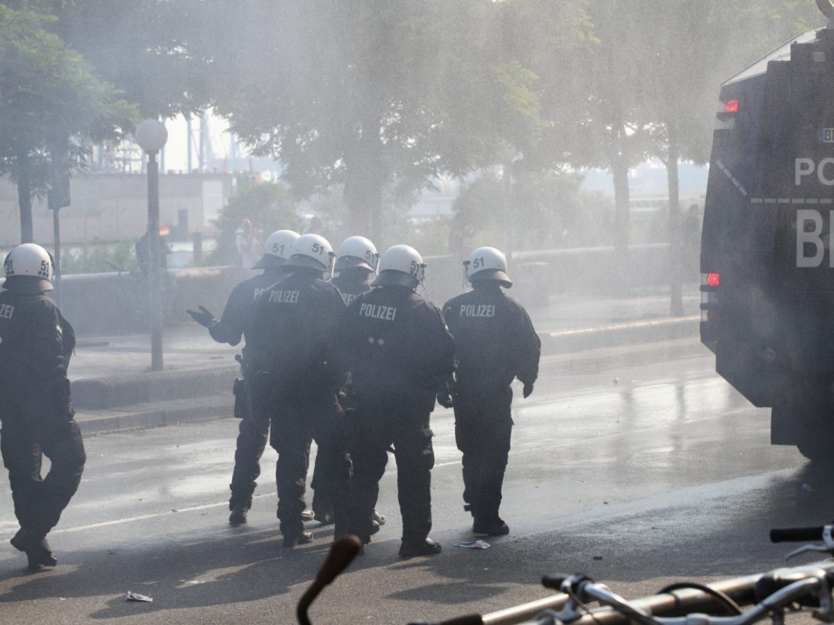 Bundesinnenminister verteidigt Vorgehen der Polizei in Hamburg - bei Kurznachrichten Plus