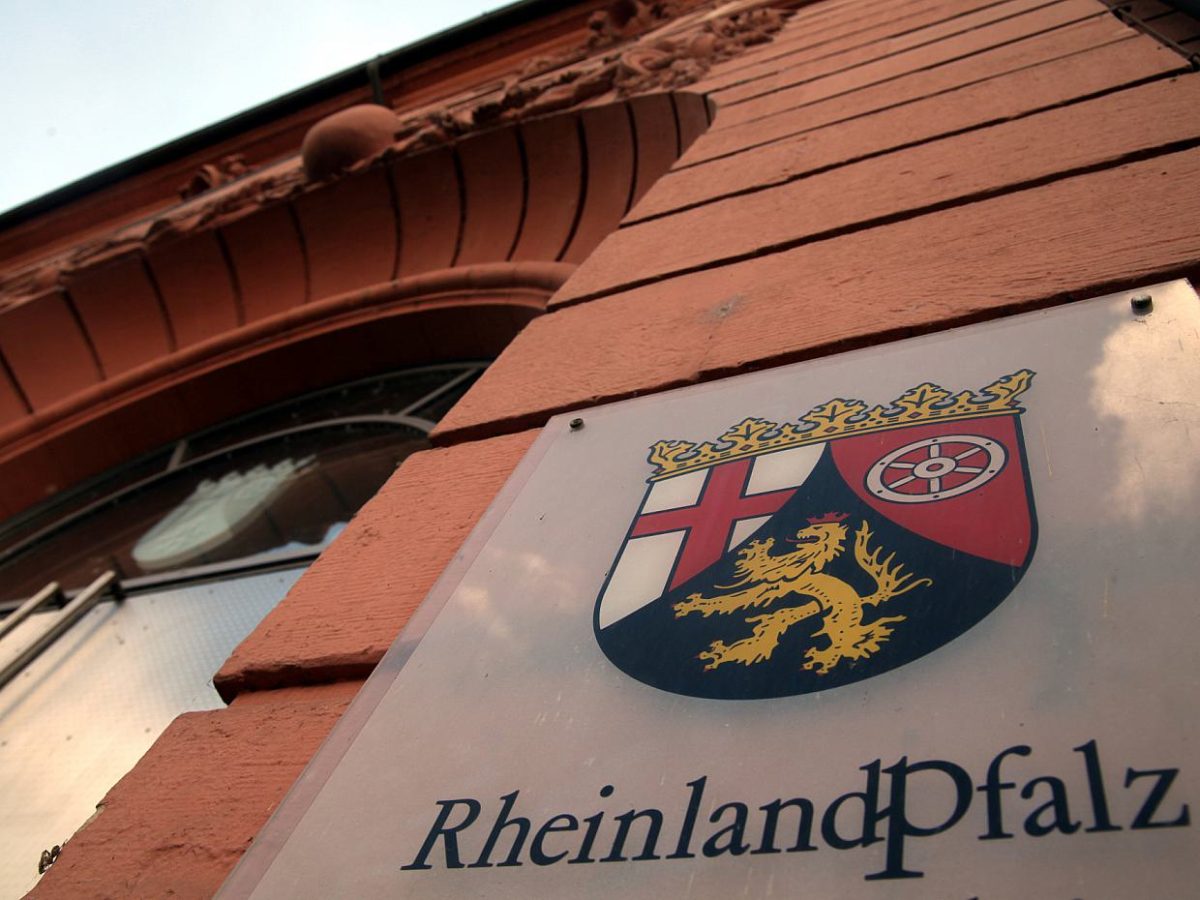 Rheinland-pfälzischer Innenminister tritt zurück - bei Kurznachrichten Plus