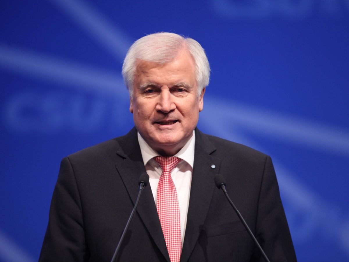 Seehofer fordert konsequentere Abschiebung nach Afghanistan - bei Kurznachrichten Plus