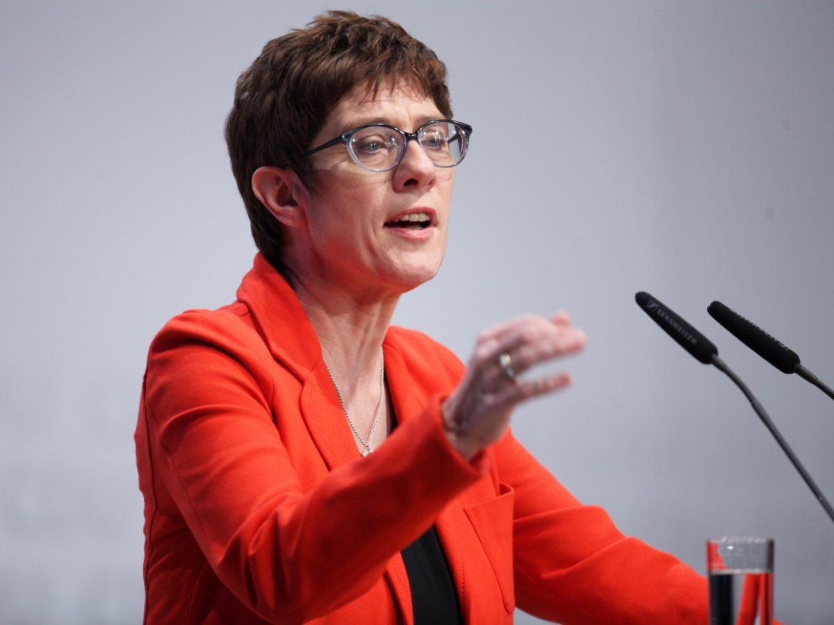 Kramp-Karrenbauer für Klimaanleihen als Mittel gegen Nullzins - bei Kurznachrichten Plus