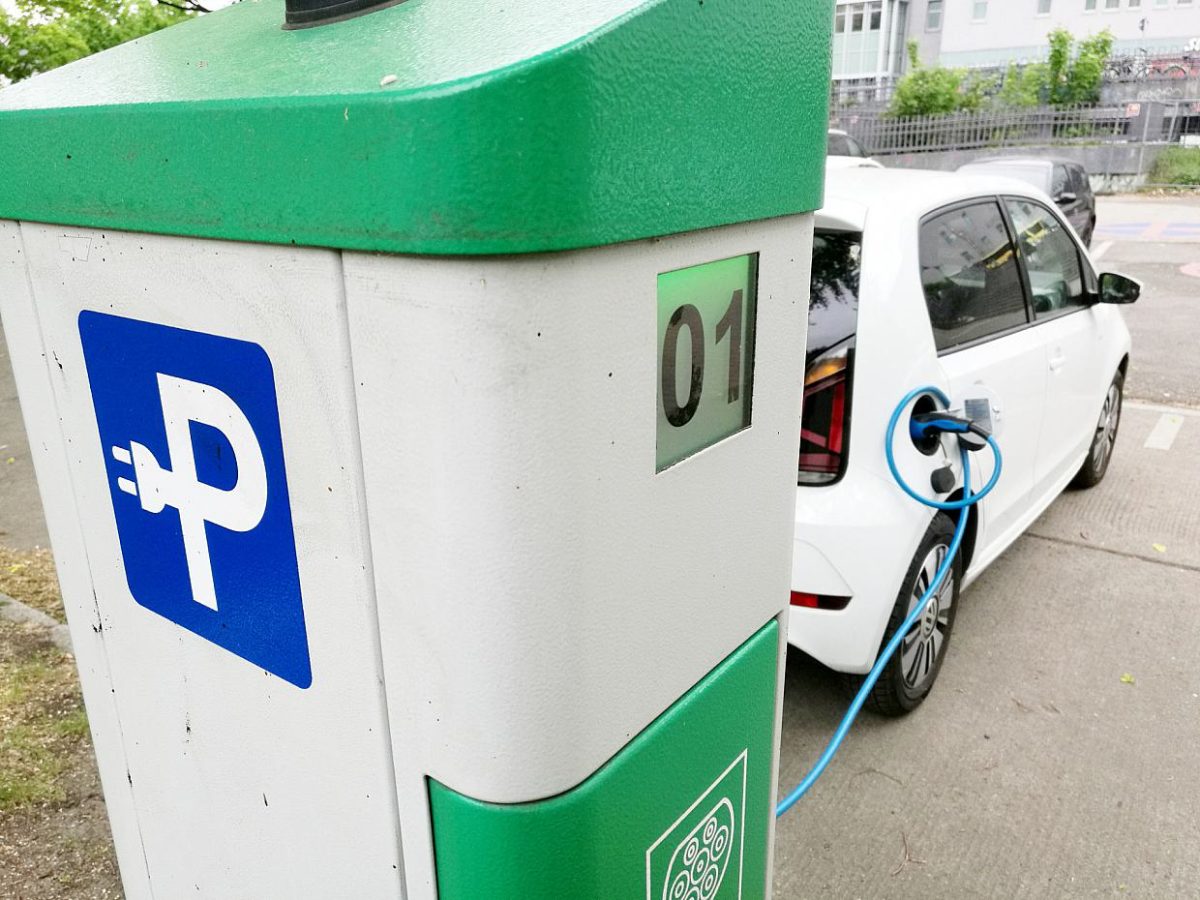 Rufe aus FDP nach Abschaffung der Elektroauto-Prämien - bei Kurznachrichten Plus