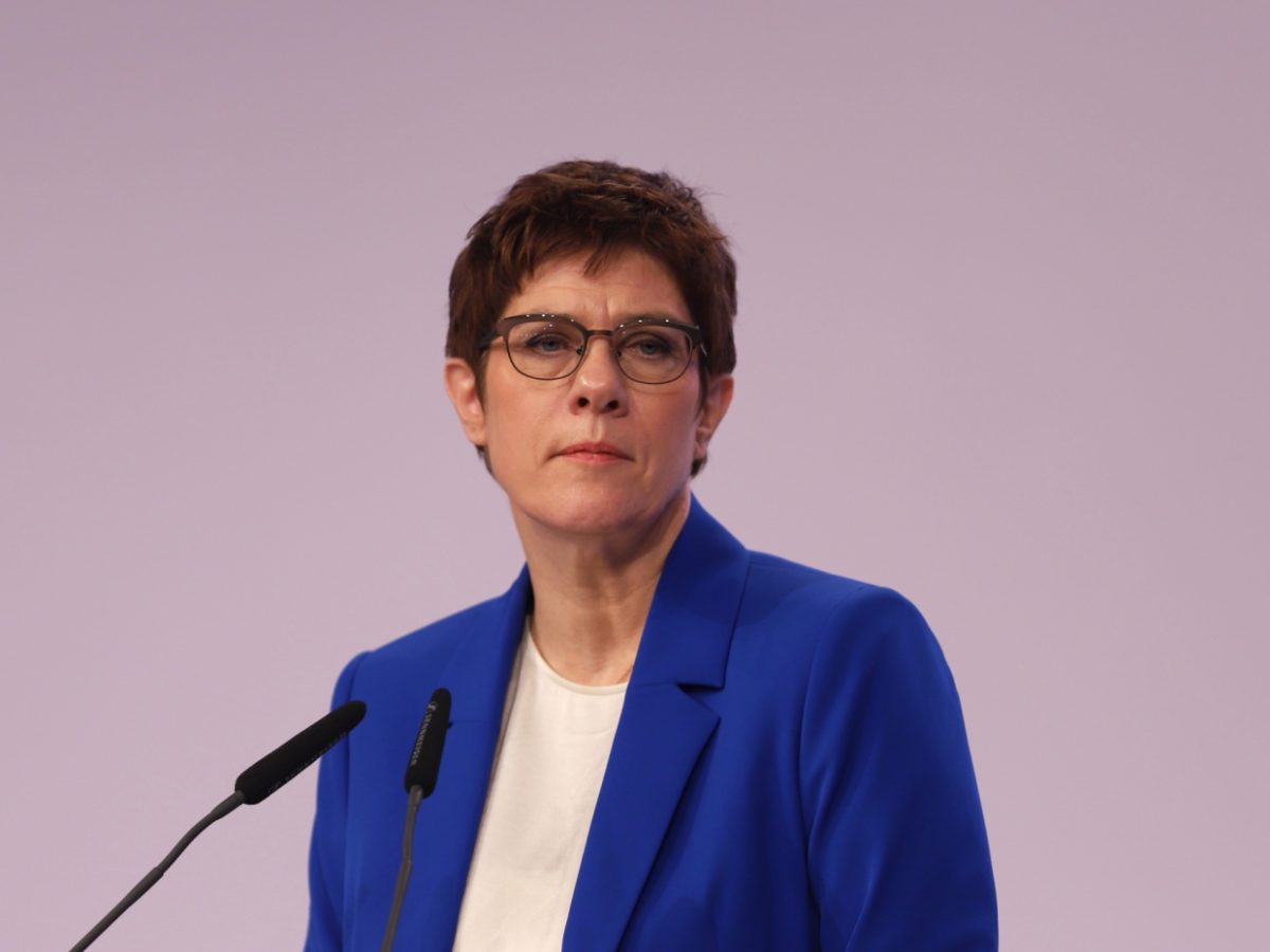 Kramp-Karrenbauer räumt Fehler in Afghanistan-Krise ein - bei Kurznachrichten Plus