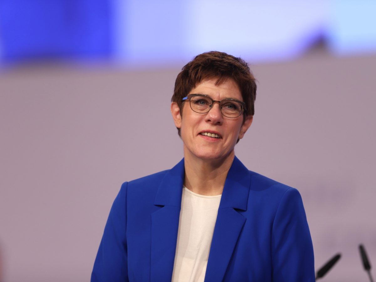 Kramp-Karrenbauer verteidigt Konjunkturpaket - bei Kurznachrichten Plus