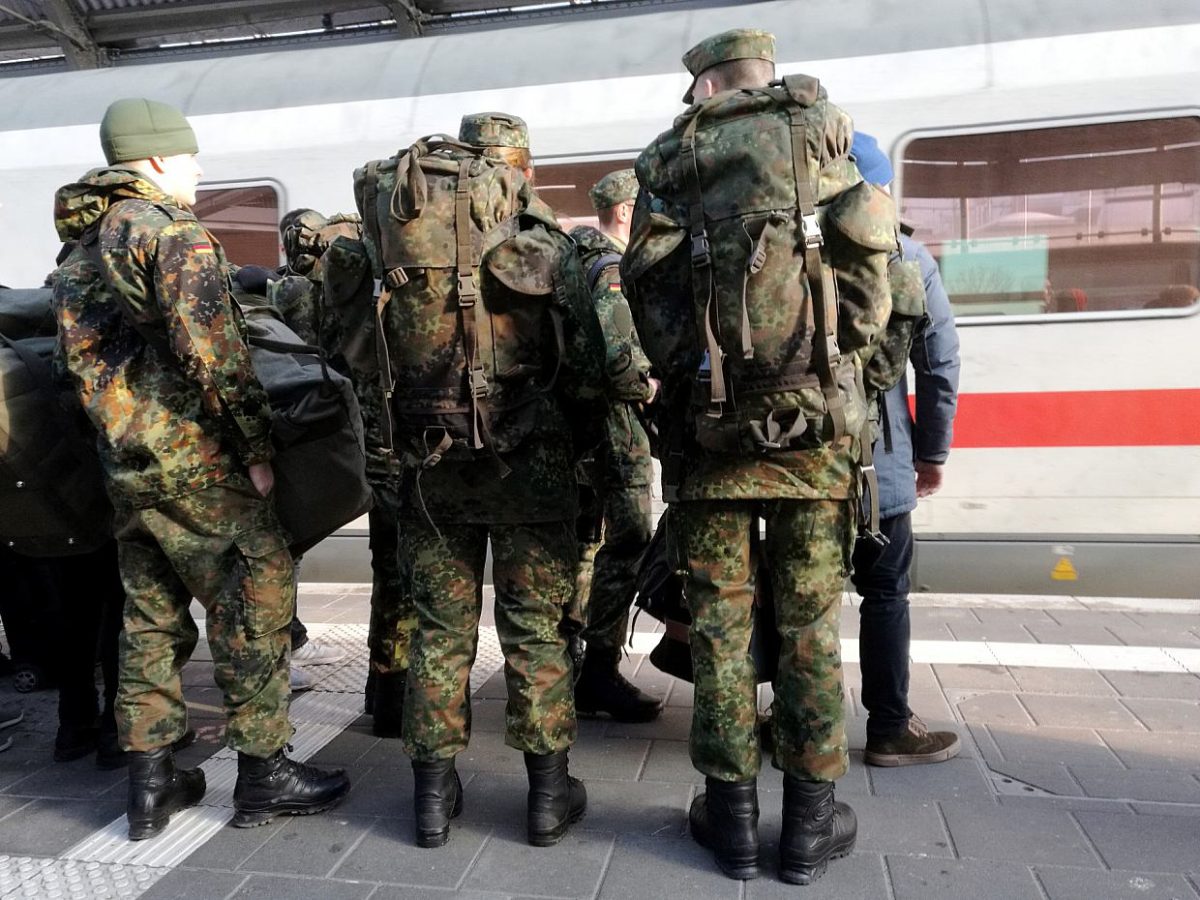 Immer mehr Soldaten fahren gratis mit der Bahn – Kosten steigen - bei Kurznachrichten Plus