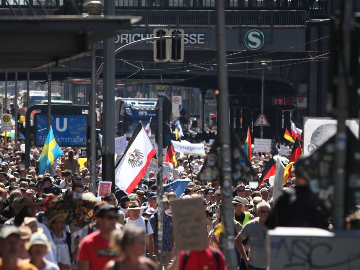 Corona-Demo löst Debatte über Umgang mit Versammlungsfreiheit aus - bei Kurznachrichten Plus