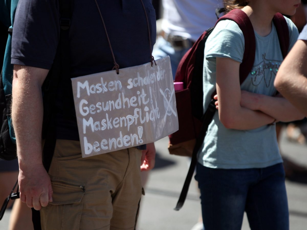 Innenstaatssekretär nennt Corona-Demonstranten „naiv“ - bei Kurznachrichten Plus