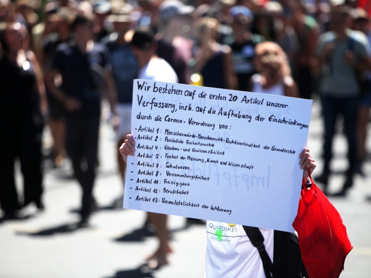 Innenministerium für härteres Vorgehen gegen Corona-Demo-Teilnehmer - bei Kurznachrichten Plus