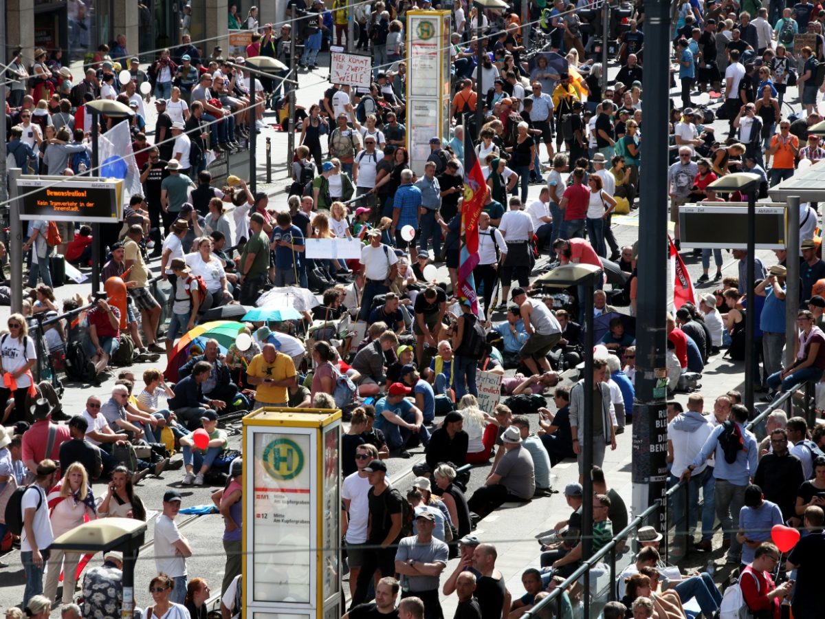 Berlin führt Maskenpflicht bei Demonstrationen ein - bei Kurznachrichten Plus