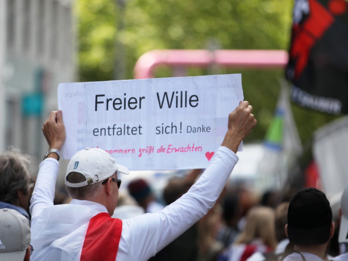 Linken-Chefin kritisiert Teilnehmer von Berliner Corona-Demo - bei Kurznachrichten Plus