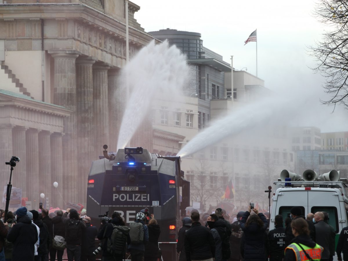 Ausschreitungen bei Protesten vor Bundestag - bei Kurznachrichten Plus