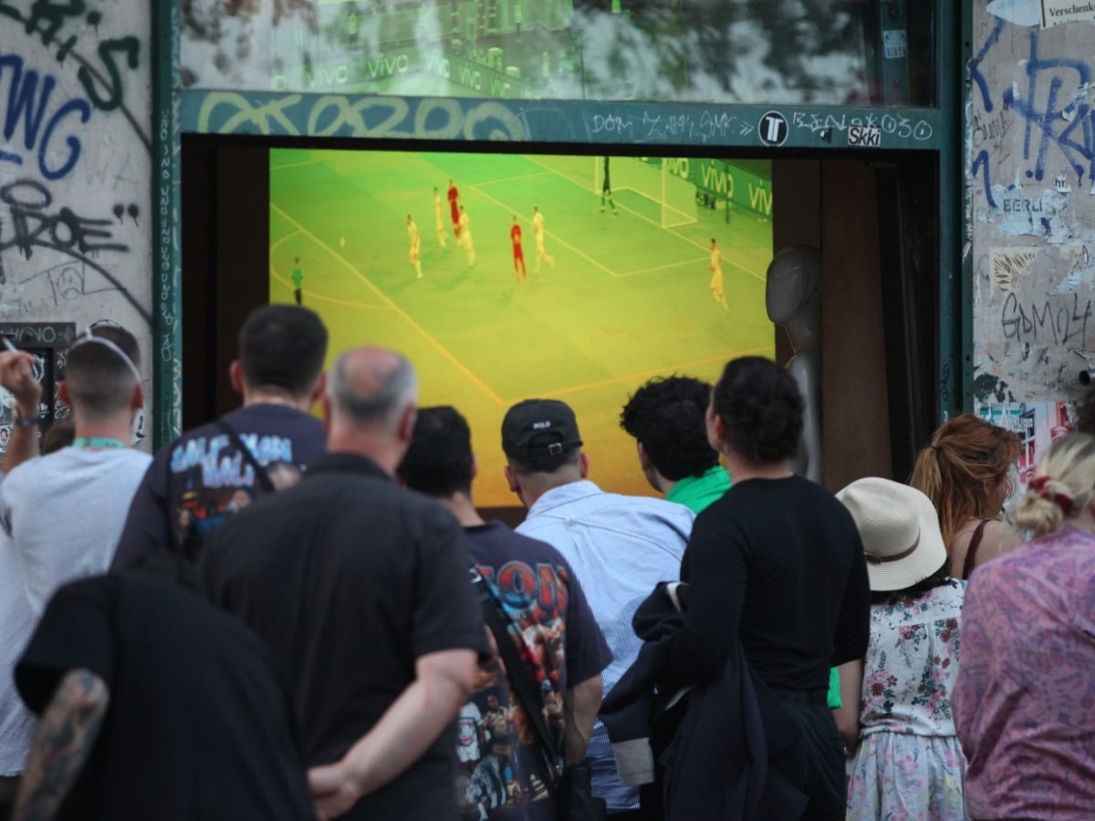 Fußball-EM: Dänemark verliert nach Spieler-Drama gegen Finnland - bei Kurznachrichten Plus