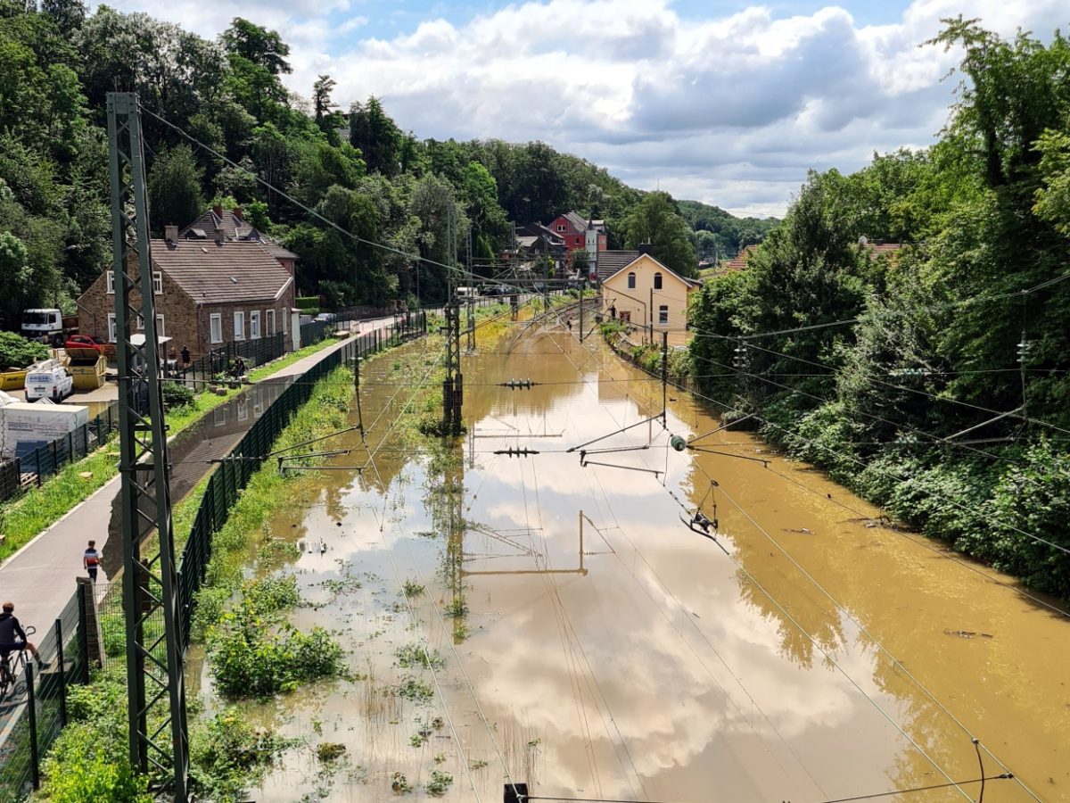 Zahl der Toten nach Unwetter steigt auf über 100 - bei Kurznachrichten Plus