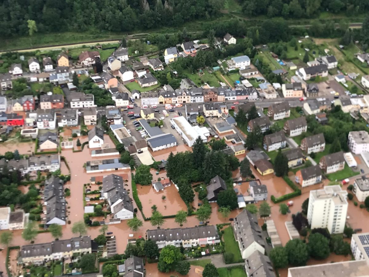 Zahl der Hochwasser-Toten steigt auf mindestens 165 - bei Kurznachrichten Plus