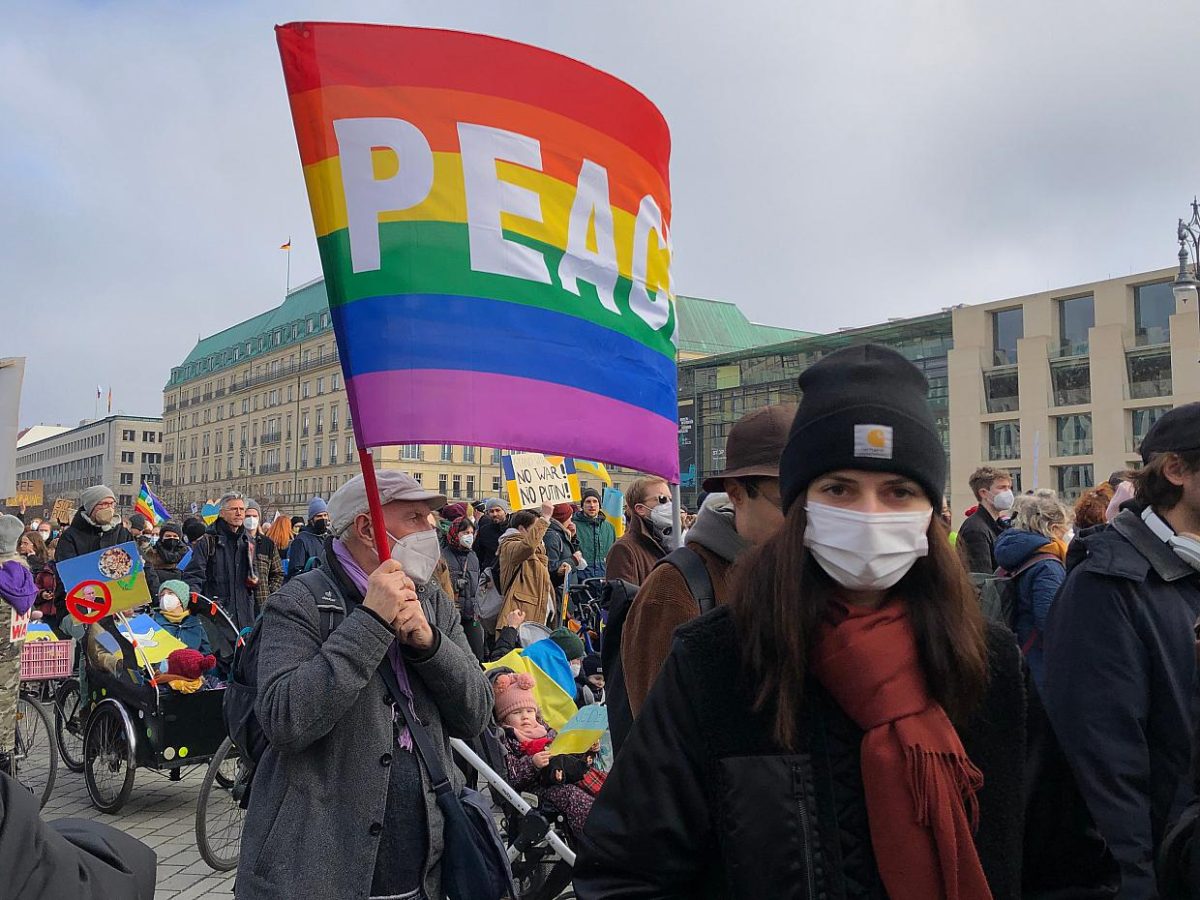 Über 100.000 Menschen bei Anti-Kriegs-Demo in Berlin - bei Kurznachrichten Plus