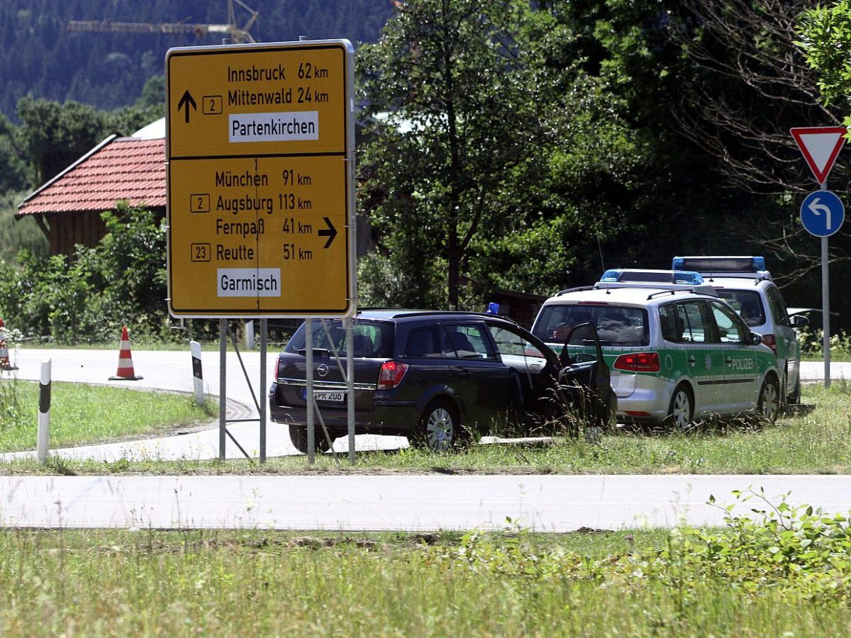 Erlaubte Demo nahe Schloss Elmau – Protestler vorher durchsucht - bei Kurznachrichten Plus