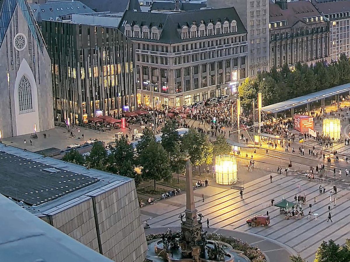 Verschiedene politische Lager protestieren bei „Montagsdemos“ - bei Kurznachrichten Plus