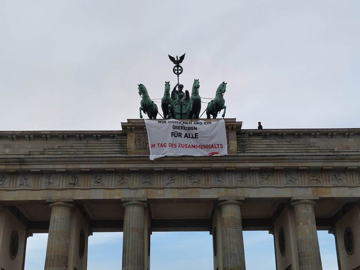 „Letzte Generation“ klettert auf Brandenburger Tor - bei Kurznachrichten Plus