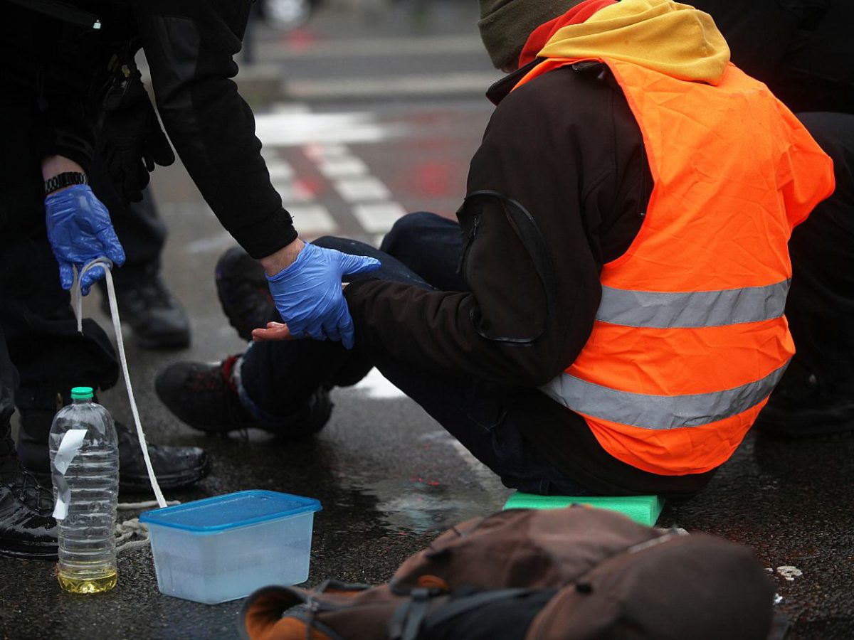 Polizeigewerkschaft verlangt lange Präventivhaft für Klimakleber - bei Kurznachrichten Plus