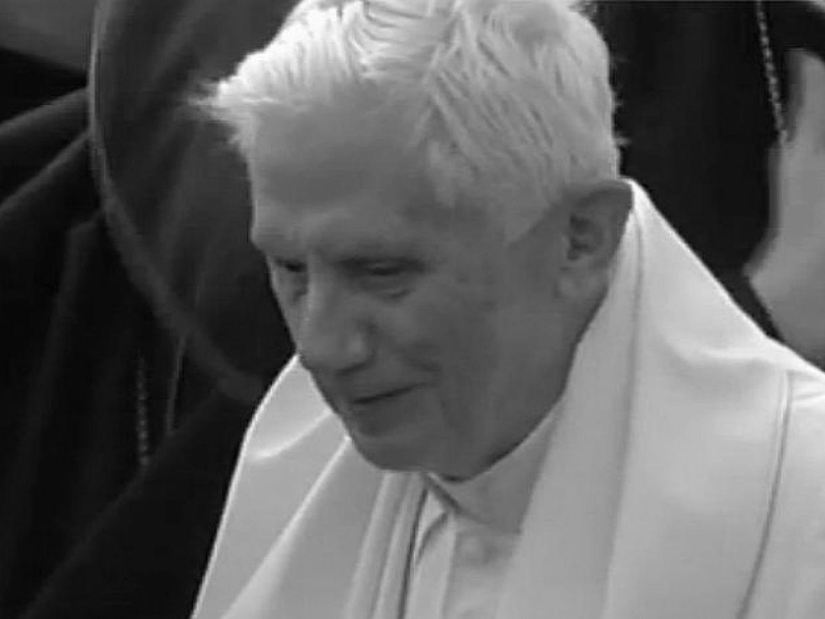 Zehntausende bei Totenmesse für Benedikt XVI. - bei Kurznachrichten Plus