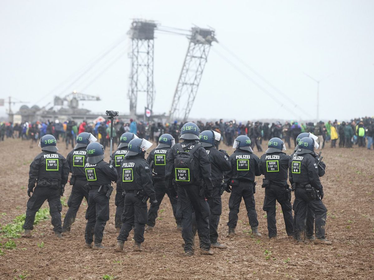 Lützerath-Demonstranten durchbrechen Absperrung der Polizei - bei Kurznachrichten Plus