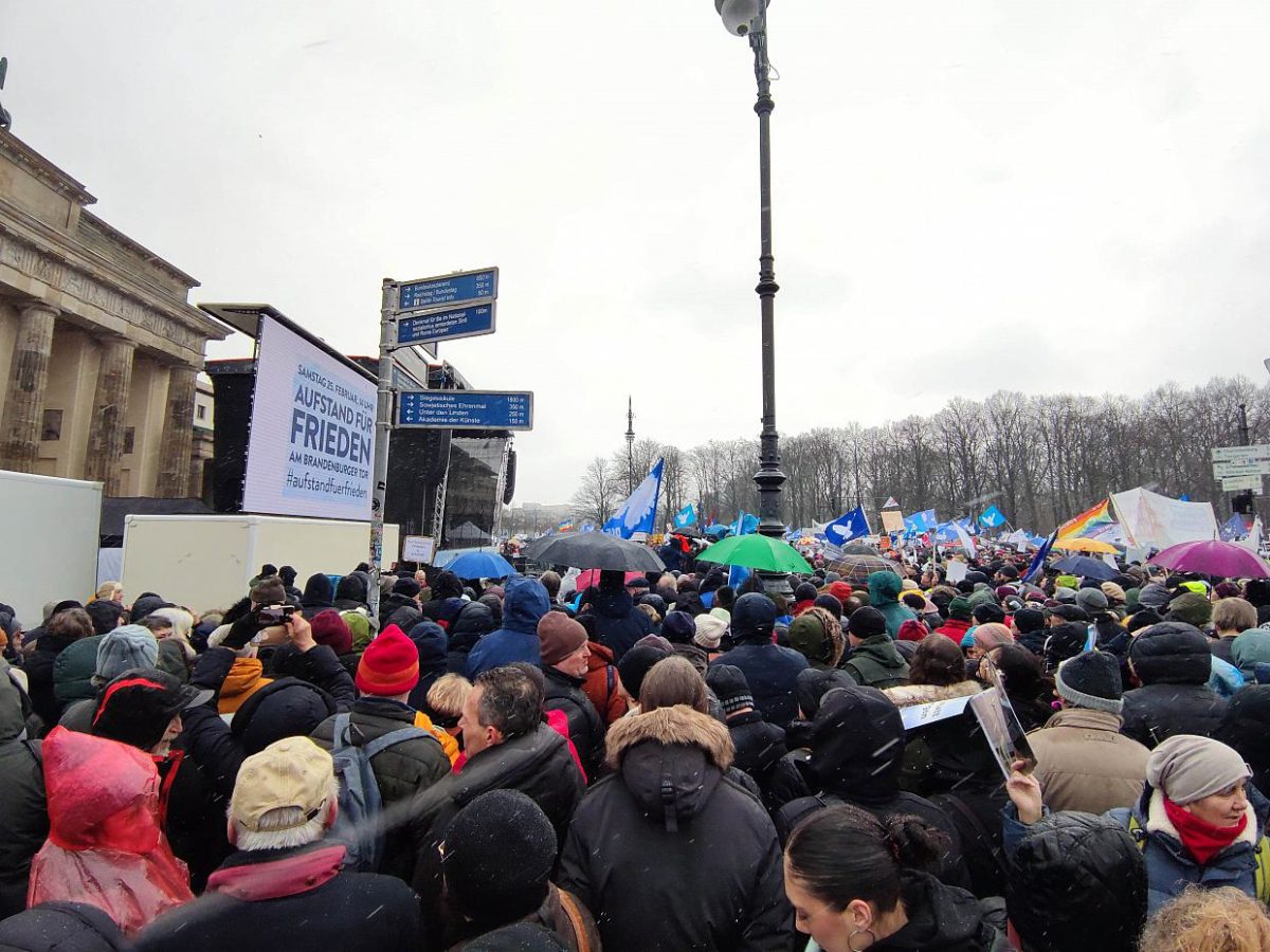 Mehrere Zehntausend bei Demo gegen Waffenlieferungen in Berlin - bei Kurznachrichten Plus