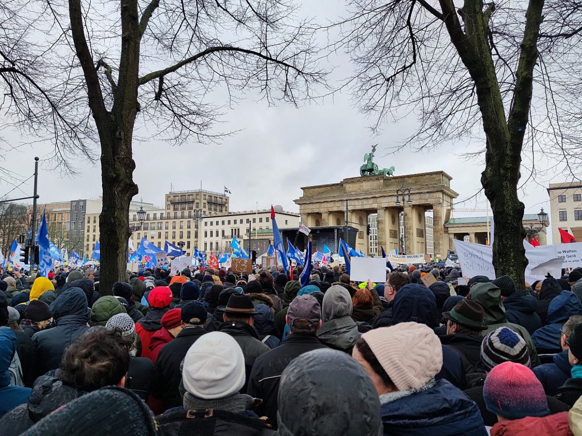 Union stellt Demonstrationsrecht an „Nationalsymbolen“ infrage - bei Kurznachrichten Plus