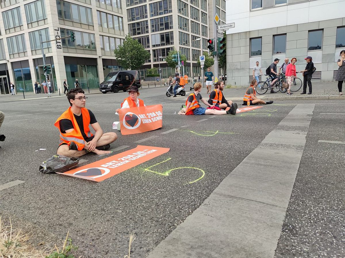 „Letzte Generation“ protestiert vor Tag der Industrie - bei Kurznachrichten Plus