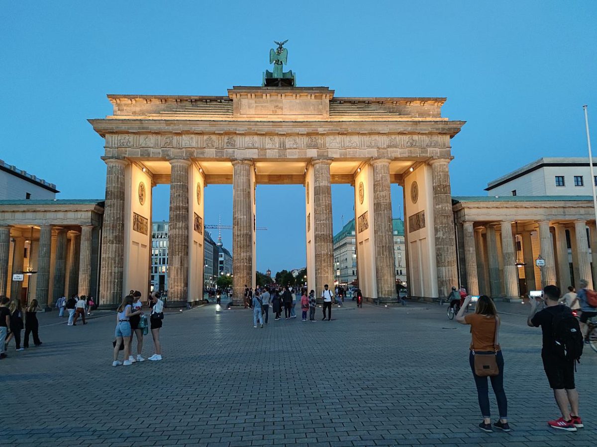 Montag um 0 Uhr wird am Brandenburger Tor gekifft - bei Kurznachrichten Plus