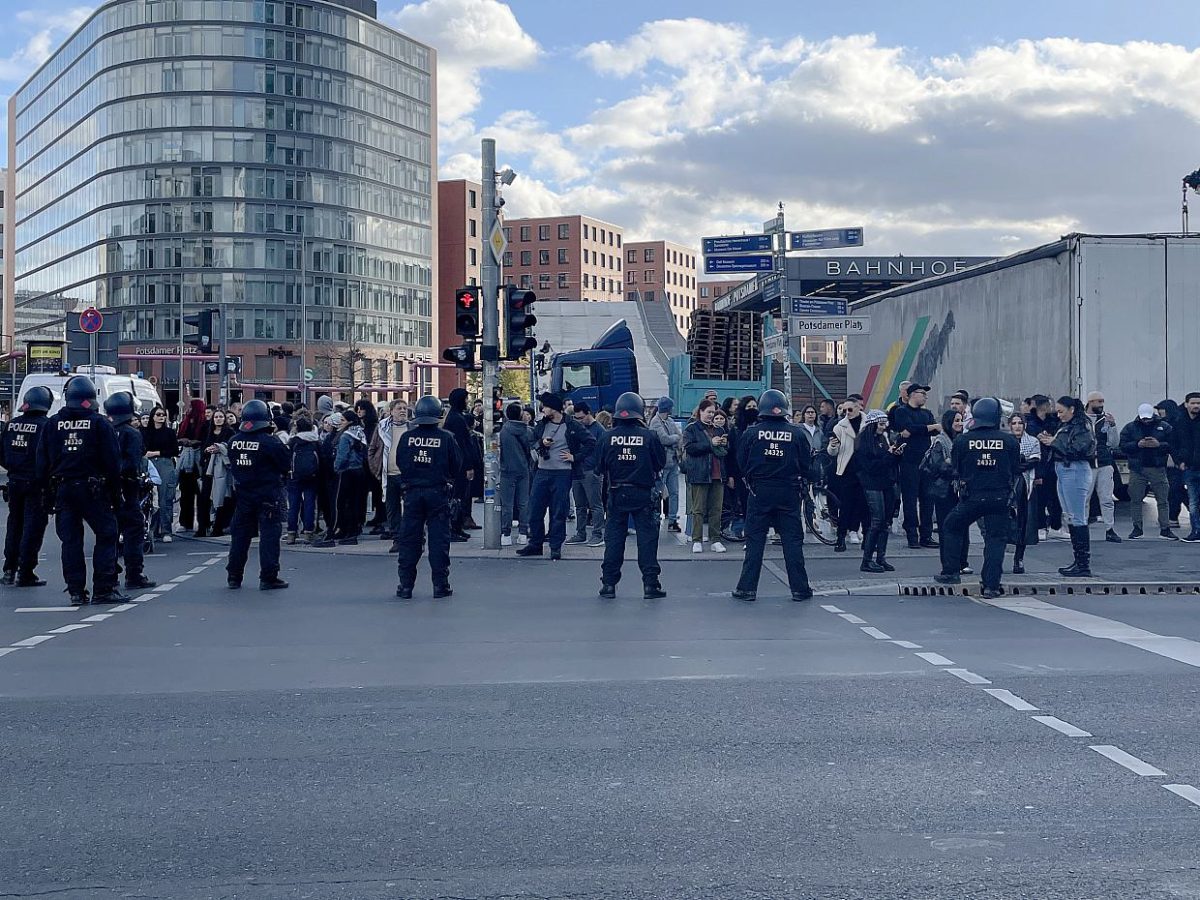 Festnahmen bei Gegendemo zu Israel-Solidaritätskundgebung - bei Kurznachrichten Plus