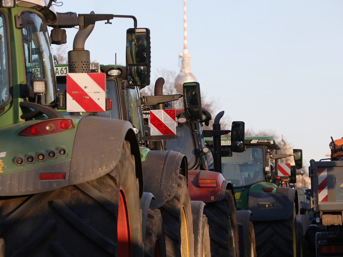 Berlin: Bauern fahren im Traktorkorso zu Parteizentralen - bei Kurznachrichten Plus