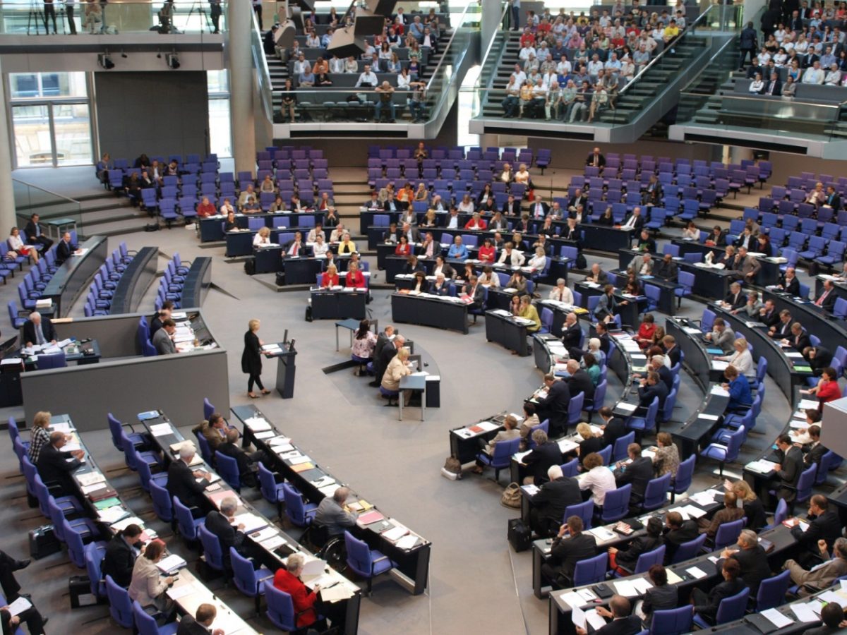 Politologe Decker warnt vor Bundestag mit bis zu 730 Abgeordneten - bei Kurznachrichten Plus