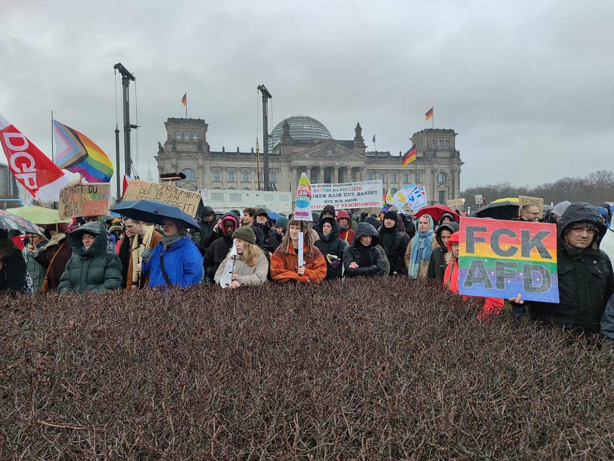 Über 150.000 Menschen bei Demo gegen Rechts vor Reichstagsgebäude - bei Kurznachrichten Plus