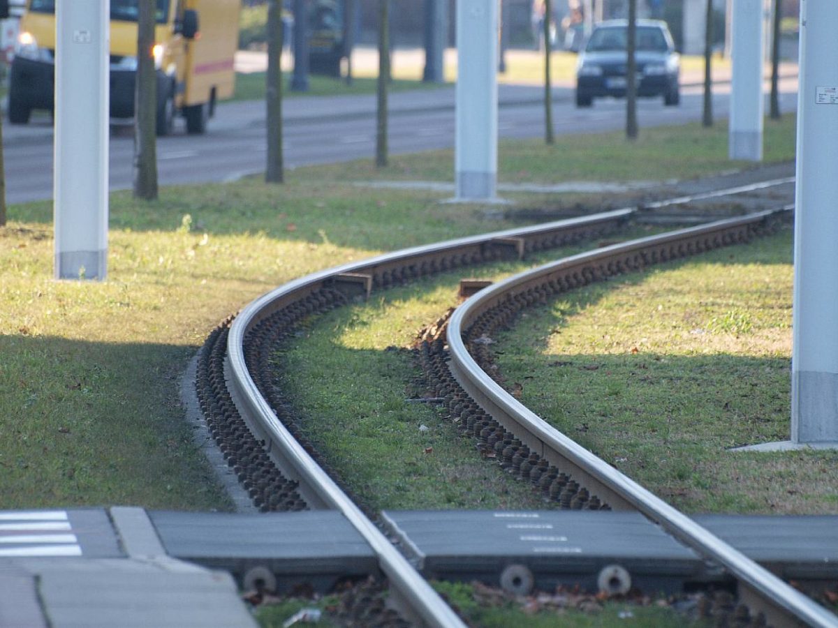 Halle: 40-Jährige von Straßenbahn erfasst und verstorben - bei Kurznachrichten Plus