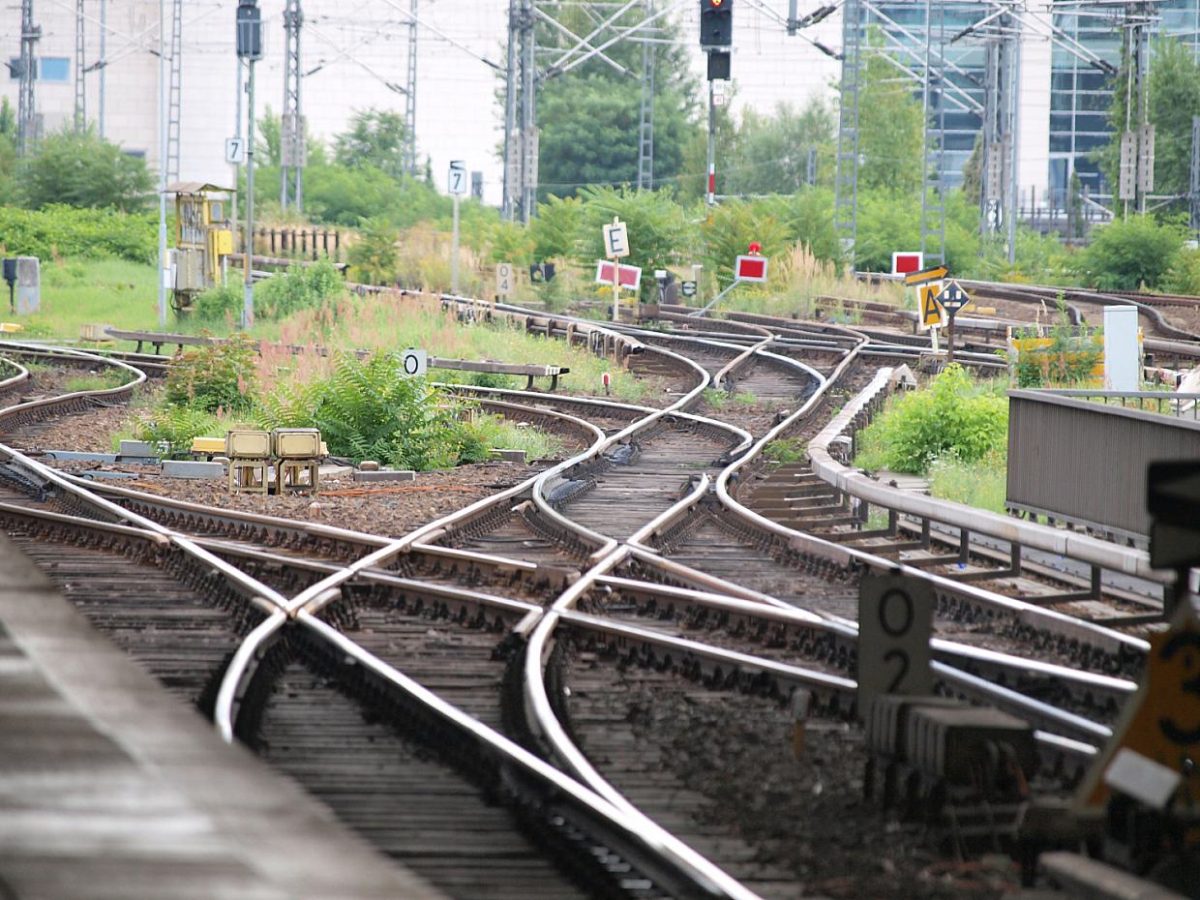 Verkehrsminister diskutieren Umgang der Bahn mit Sturmschäden - bei Kurznachrichten Plus