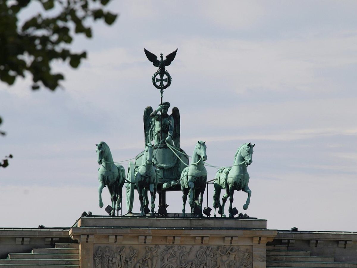 „Letzte Generation“ besprüht Brandenburger Tor mit Farbe - bei Kurznachrichten Plus