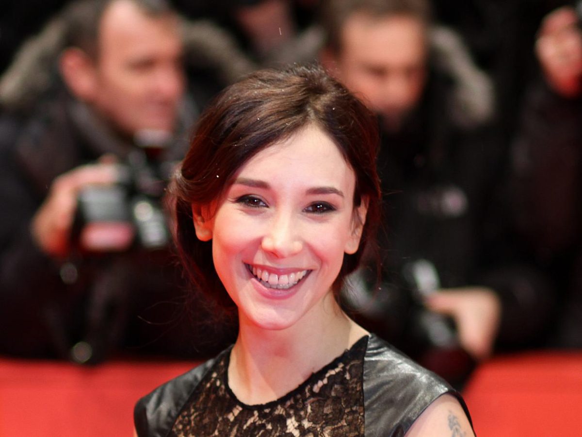 Sibel Kekilli kritisiert von Männern aufgezwungenes Kopftuch - bei Kurznachrichten Plus