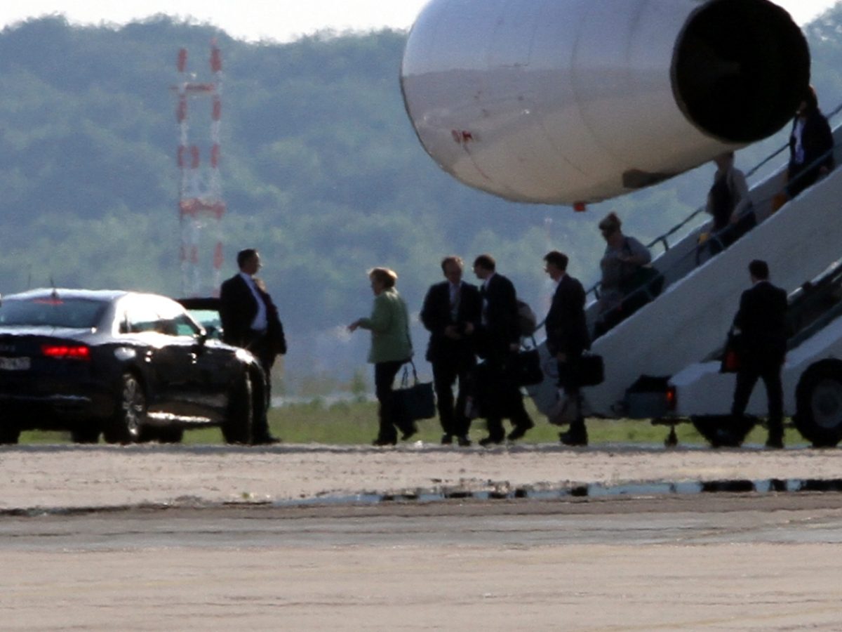 Bericht: Behörden warnten vor Rissen in Flugbereitschaft-Maschine - bei Kurznachrichten Plus