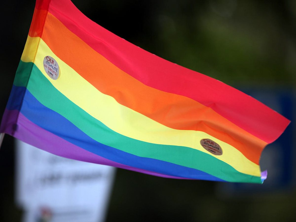 NRW-Landtag will erstmals Regenbogenflagge hissen - bei Kurznachrichten Plus