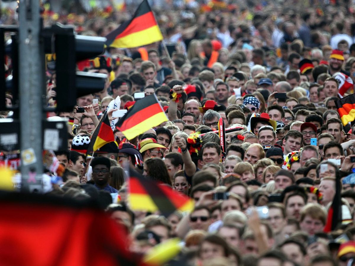 „Public Viewing“ wird zur Fußball-WM auch nach 22 Uhr erlaubt - bei Kurznachrichten Plus