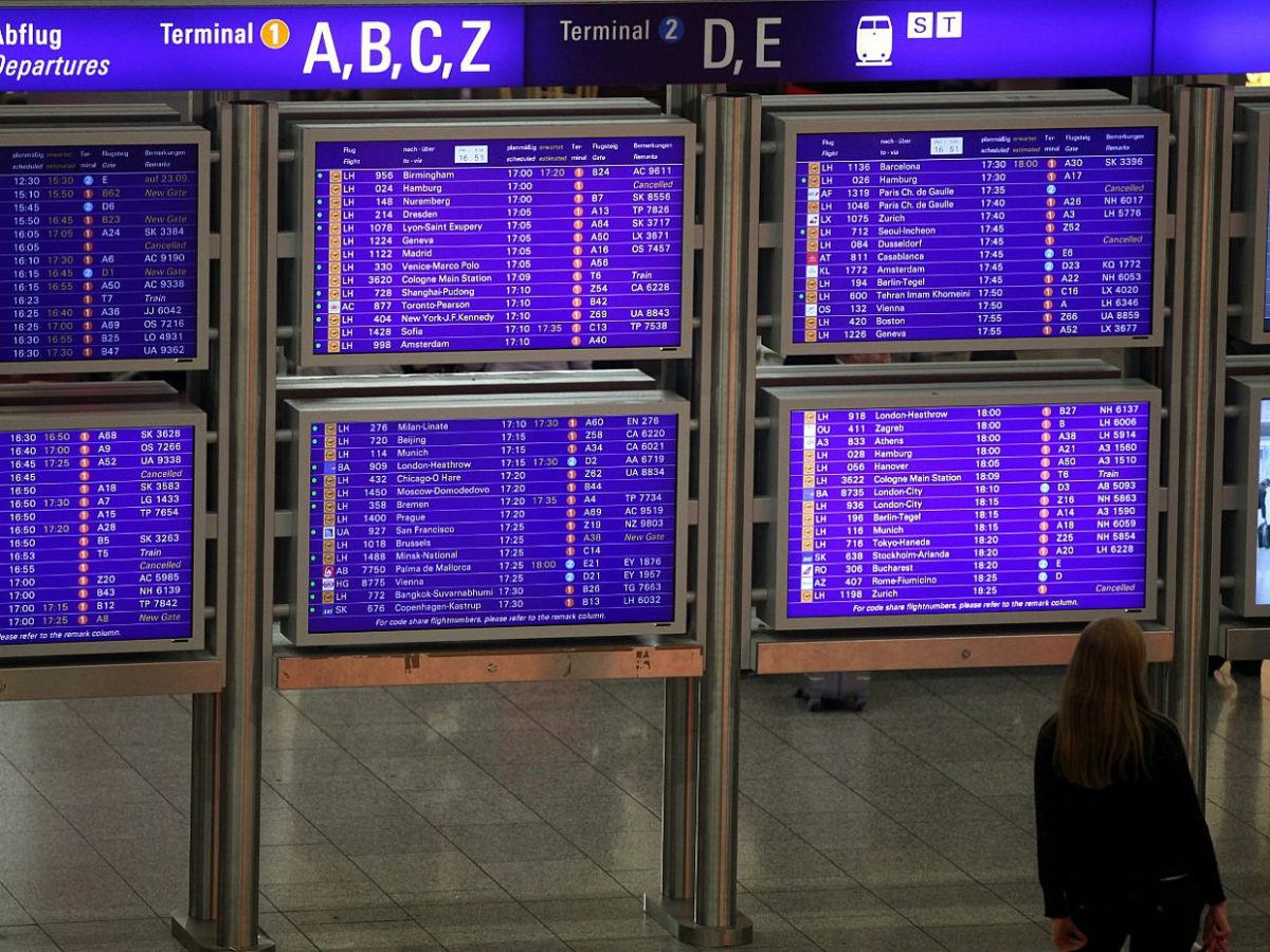 Zwei türkische Generäle bitten am Frankfurter Flughafen um Asyl - bei Kurznachrichten Plus