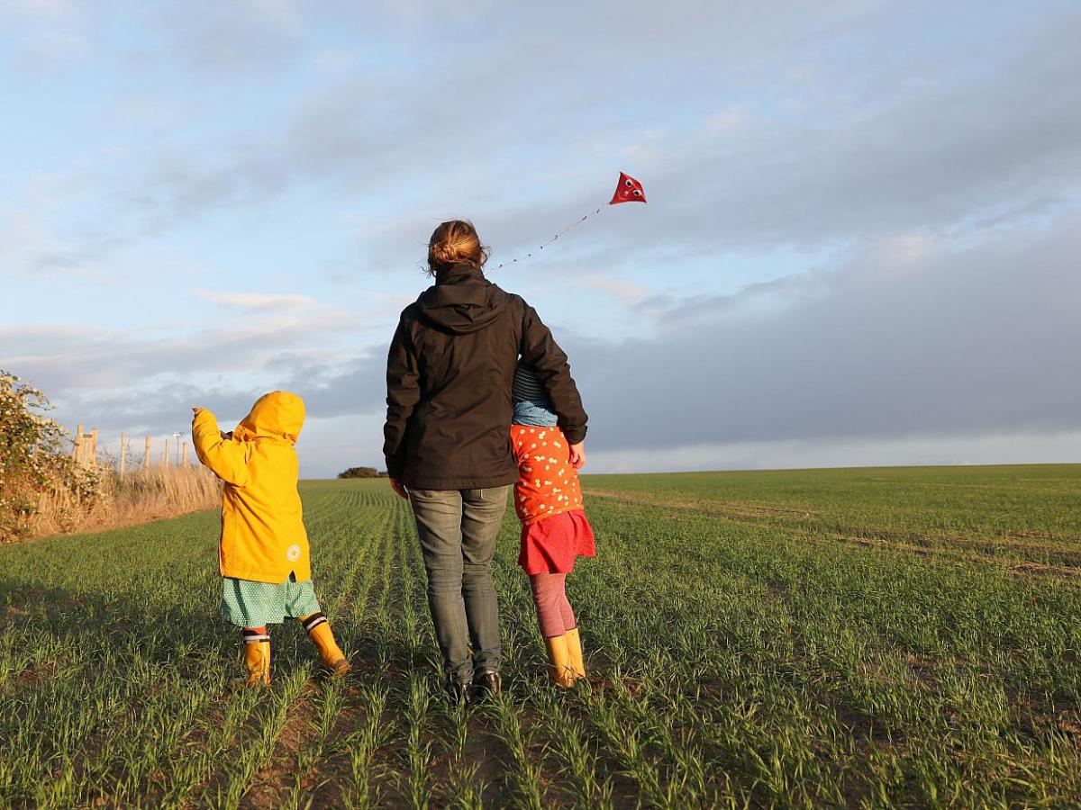 Familienministerin rechnet mit Kindergrundsicherung 2025 - bei Kurznachrichten Plus