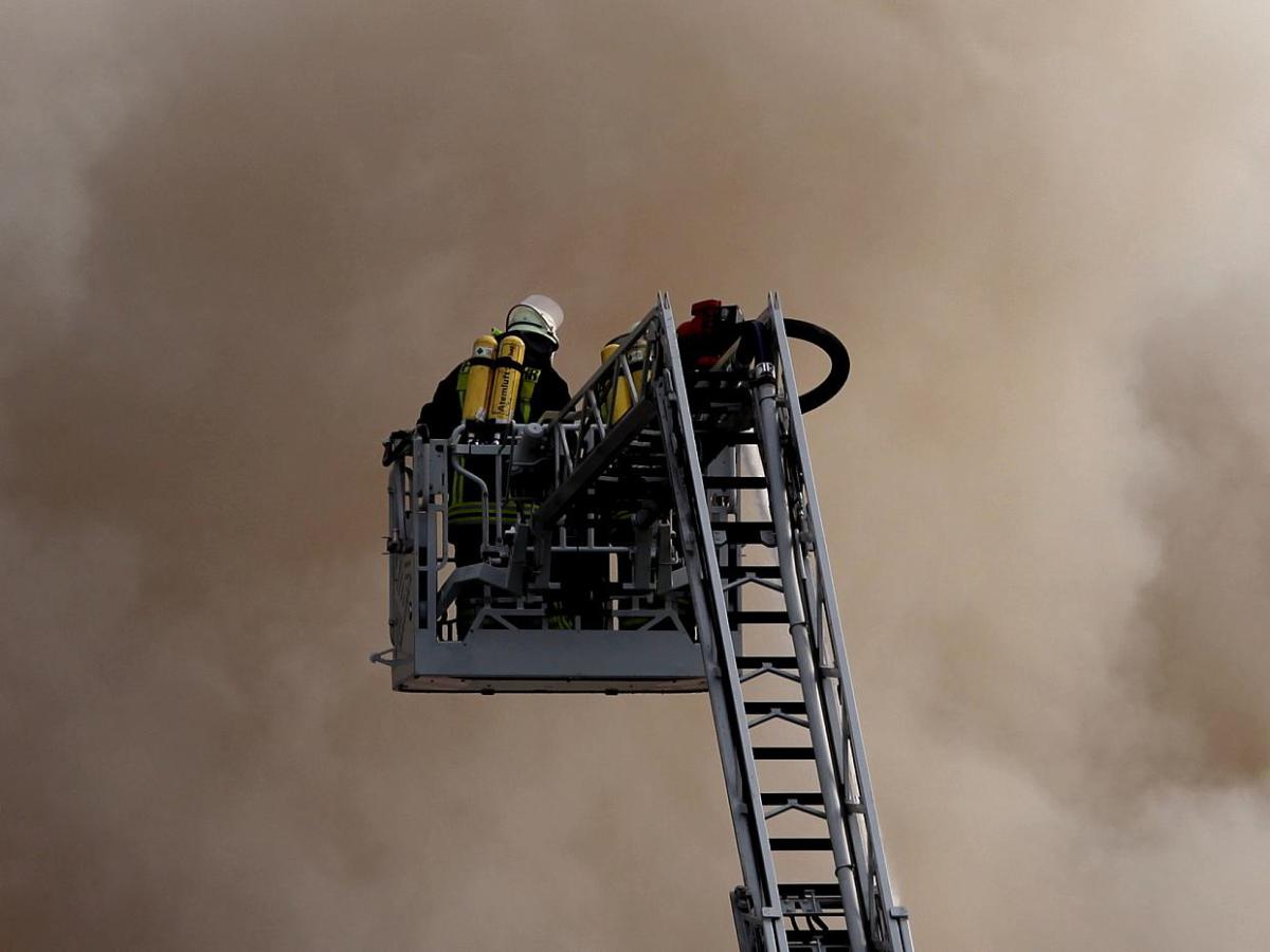 Großbrand in Fabrik im Berliner Stadtteil Lichterfelde - bei Kurznachrichten Plus