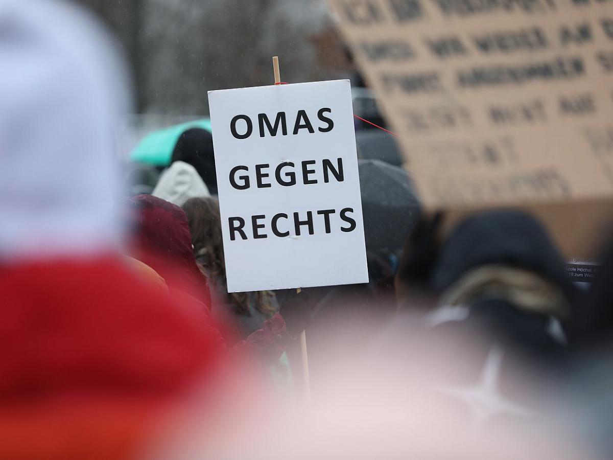 Konstantin Wecker bezeichnet sich als „Oma gegen rechts“ - bei Kurznachrichten Plus