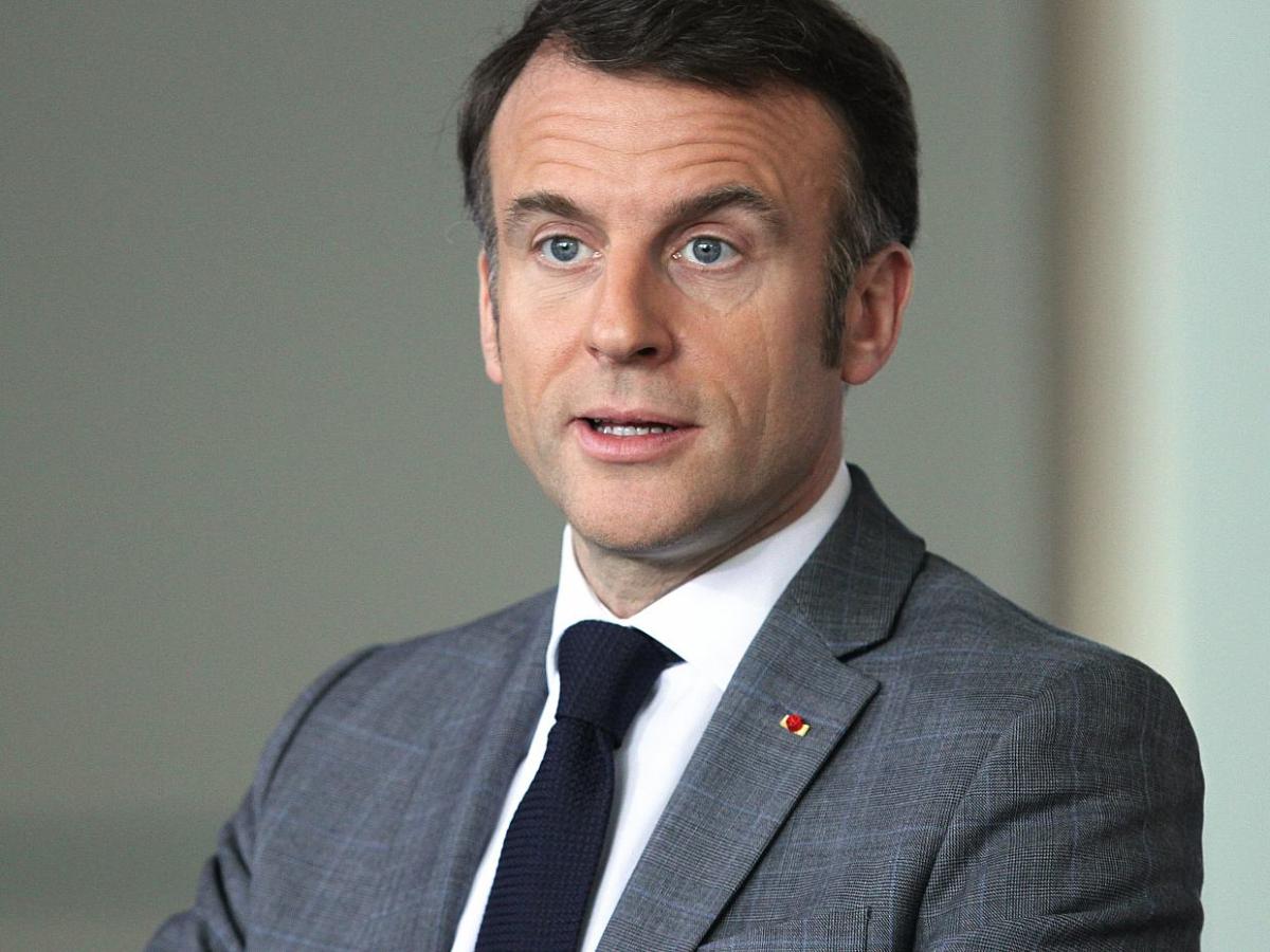 Macron sichert Selenskyj bei D-Day-Gedenkfeier Unterstützung zu - bei Kurznachrichten Plus